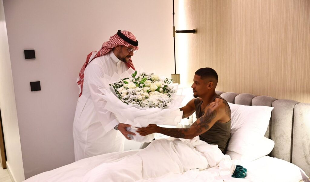 مشهد إنساني وطبي مميز في جدة.. الأهلي يطمئن على لاعب جوهور بعد إصابته