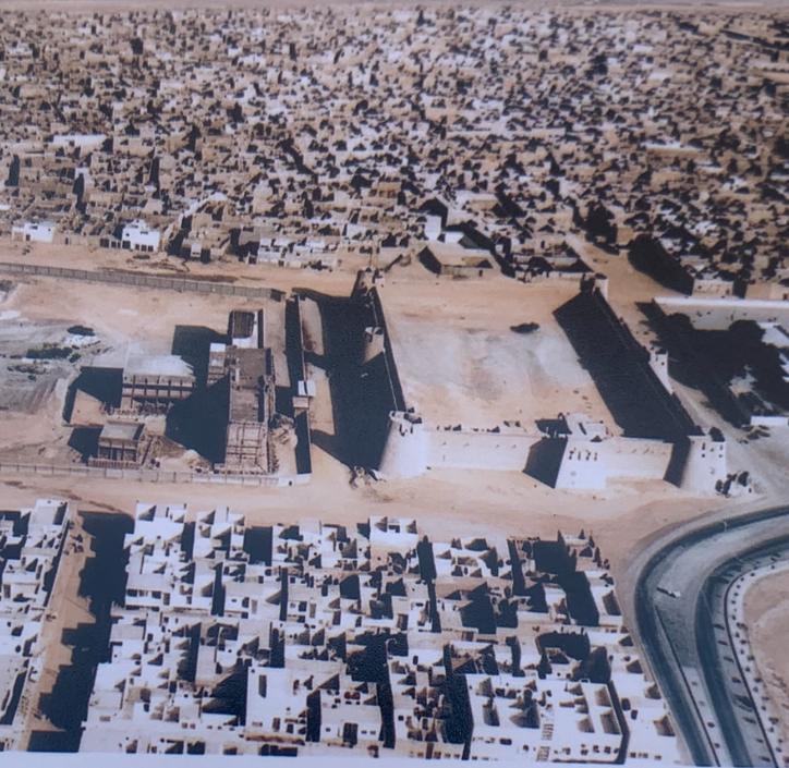 منظر جوي للمبرز ويرى قصر صاهود وجزء من حي الحزم