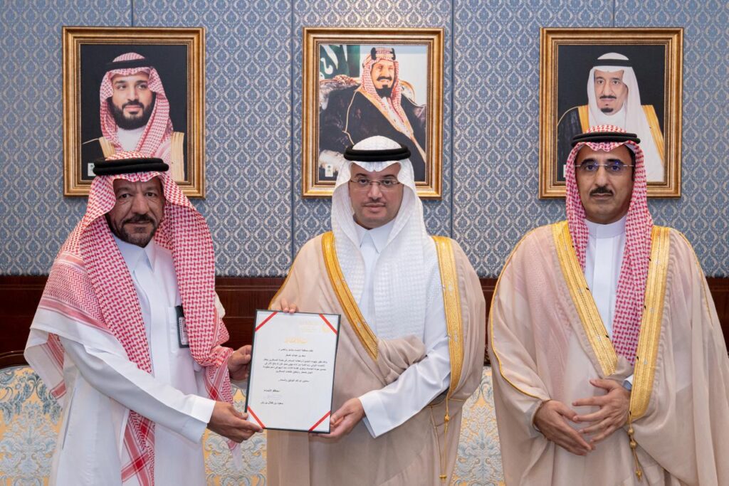 محافظ الأحساء يكرّم منسوبي مطار الأحساء الدولي تقديرًا لجهودهم