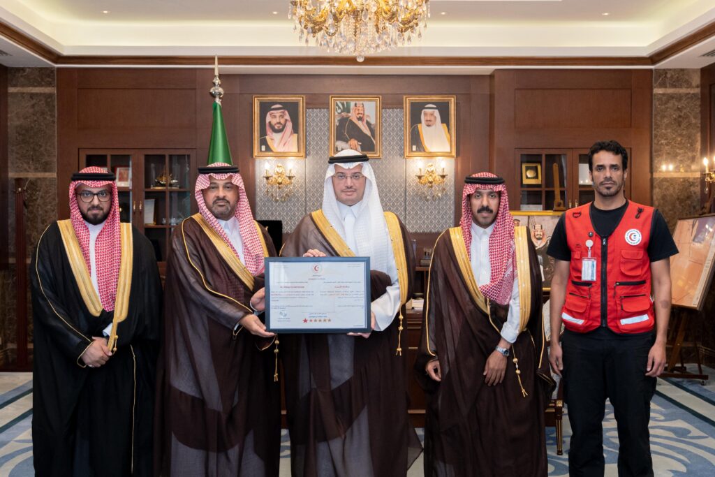 محافظ الأحساء يستقبل المدير العام لفرع الهلال الأحمر بالشرقية.. ويتسلّم شهادة الامتثال الإسعافي