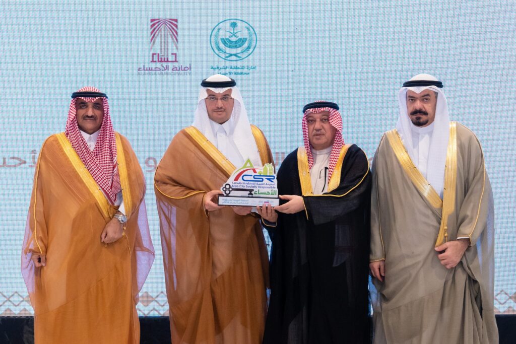 محافظ الأحساء يتسلّم مفتاح “المدينة العربية المسؤولة اجتماعيًا 2026”