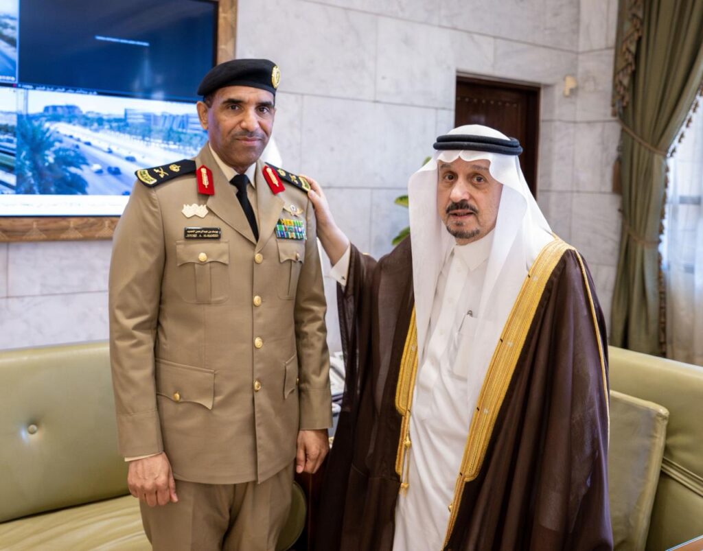 أمير الرياض يقلد قائد قوات أمن المنشآت بالمنطقة رتبته الجديدة