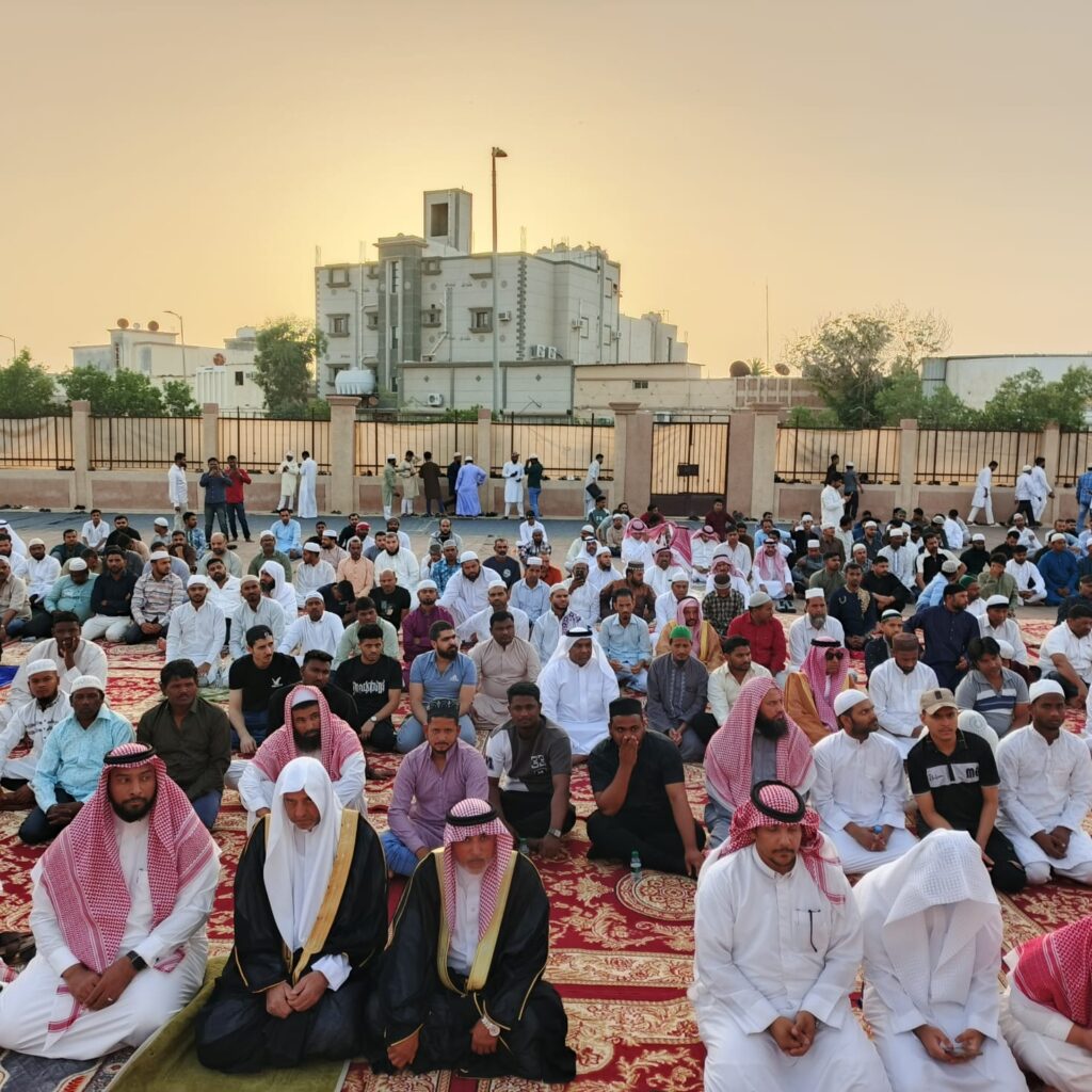 بالصور.. أهالي مدينة العيون يؤدون صلاة عيد الأضحى المبارك