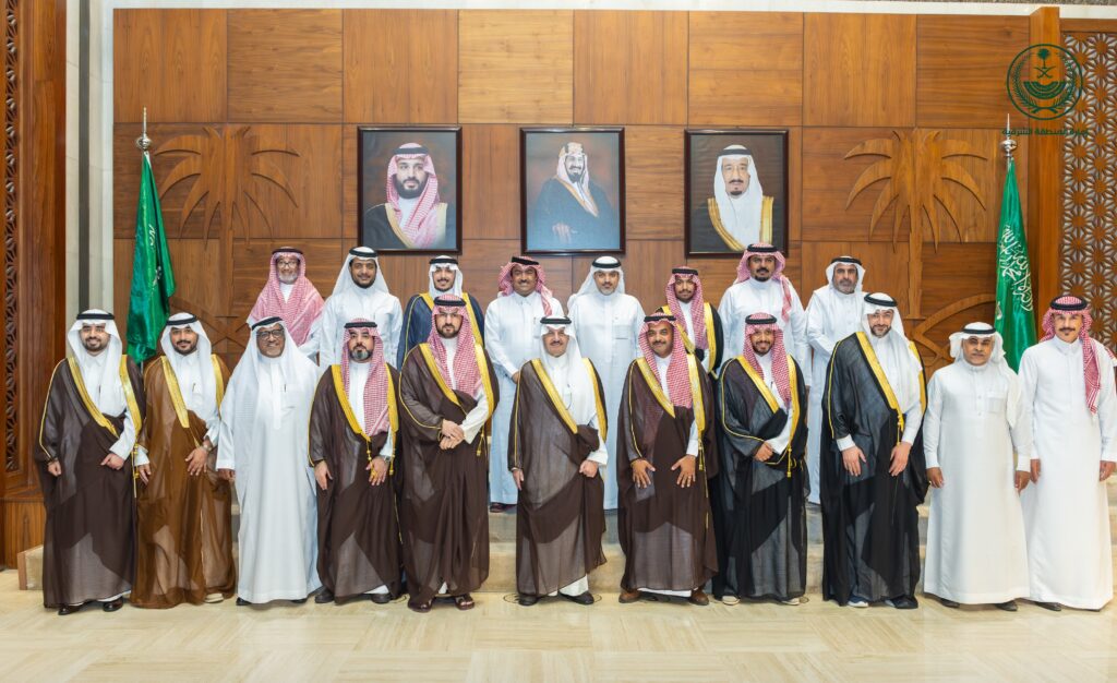 أمير الشرقية يؤكد دعم الحرفيين وتمكينهم خلال استقباله منسوبي هيئة التراث بالأحساء