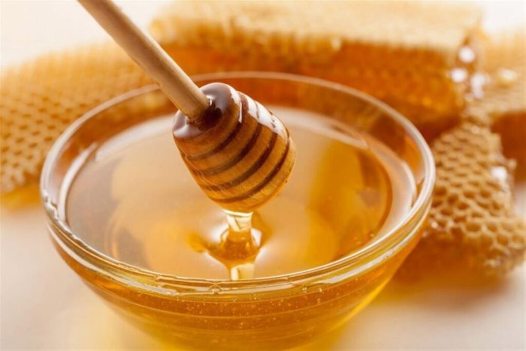 العسل بديل صحي للسكر المكرر في المشروبات.. فوائد غذائية يحتاجها الجسم