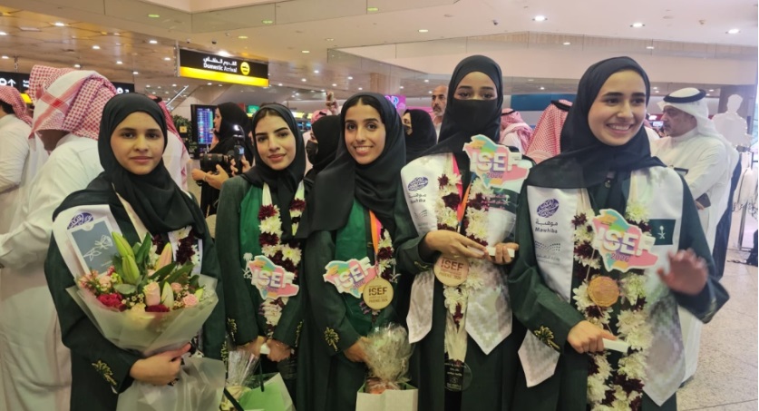 استقبال حافل بالورود.. عناق مؤثر لأبطال «آيسف 2026» في الشرقية