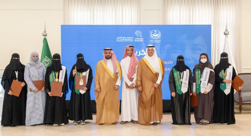 محافظ الأحساء يكرّم أبناء جمعية بصمات المتوّجين في آيتكس 2026