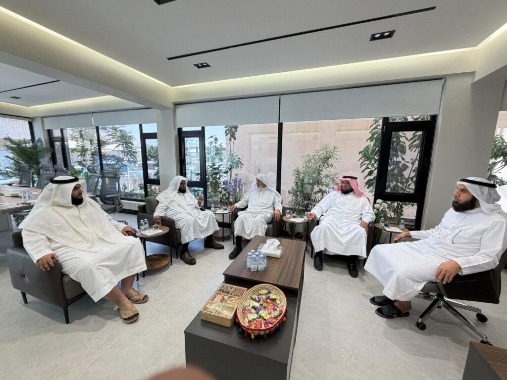 وفد علمي يزور “تحفيظ القرآن بالأحساء” ويشيد بتطور برامجها وخدماتها