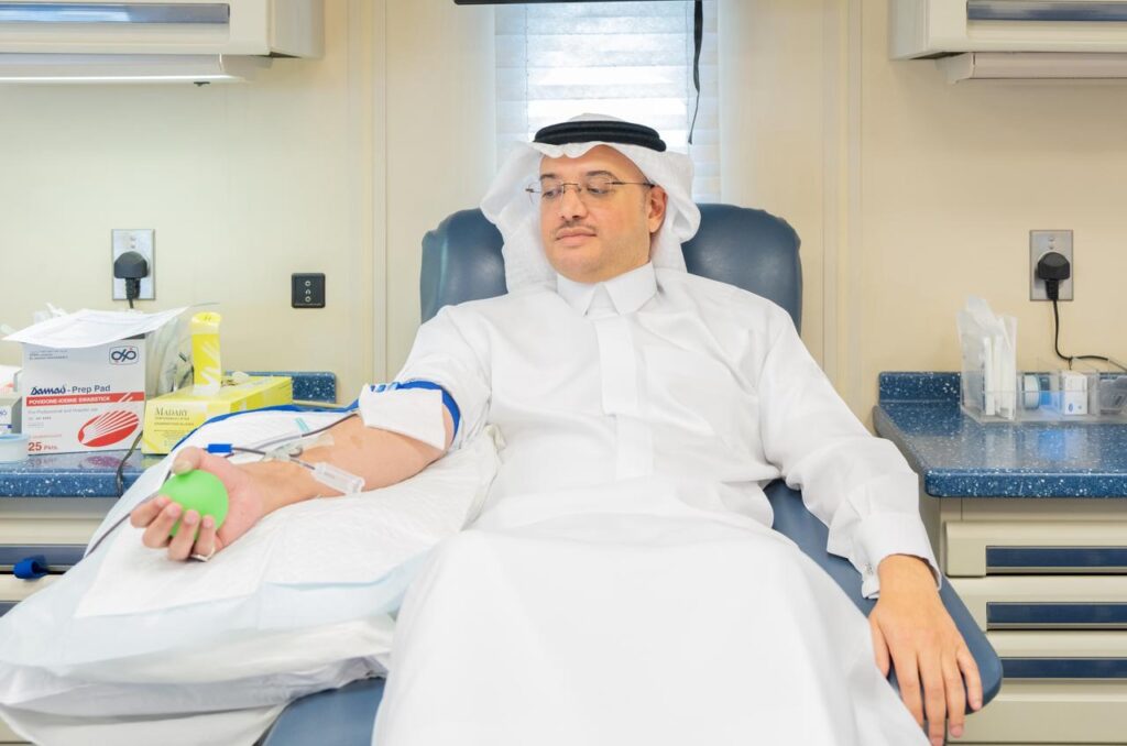 محافظ الأحساء يشارك في حملة التبرع بالدم التي نظمتها هيئة التطوير