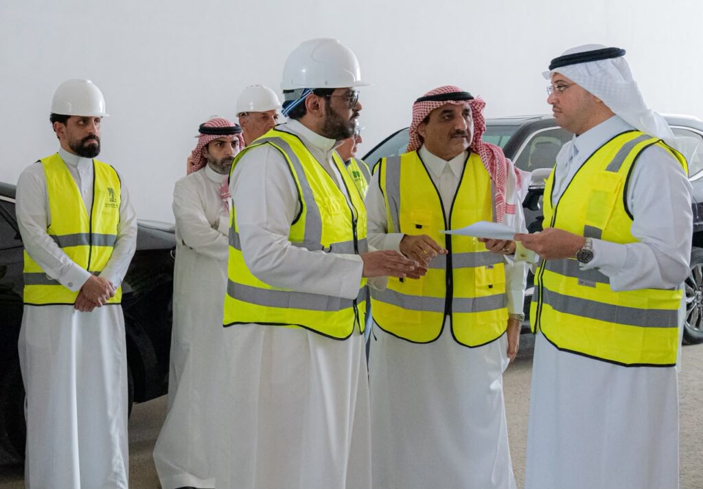 محافظ الأحساء يتفقَّد المراحل النهائية لمشروع تقاطع الملك عبدالله مع طريق الرياض