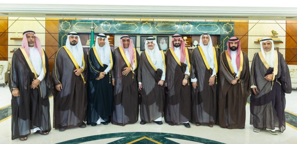 أمير الشرقية يستقبل رئيس وأعضاء جمعية تاروت الخيرية