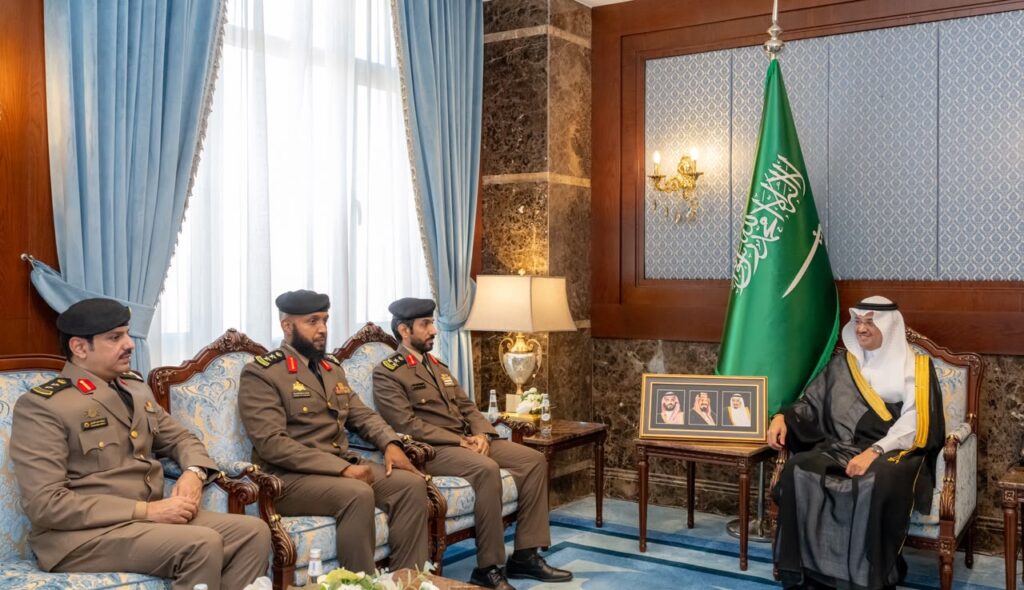 محافظ الأحساء يقلّد مدير شرطة المحافظة وعددًا من الضباط رتبهم الجديدة