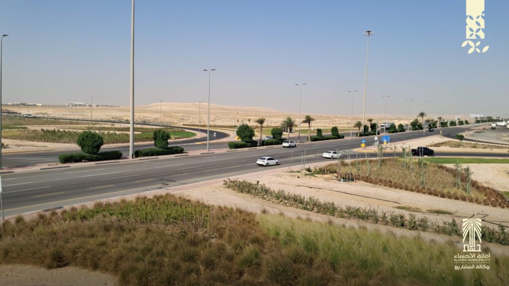 أمانة الأحساء تنجز مشروع تشجير “جسر المطار” تعزيزًا لجودة الحياة