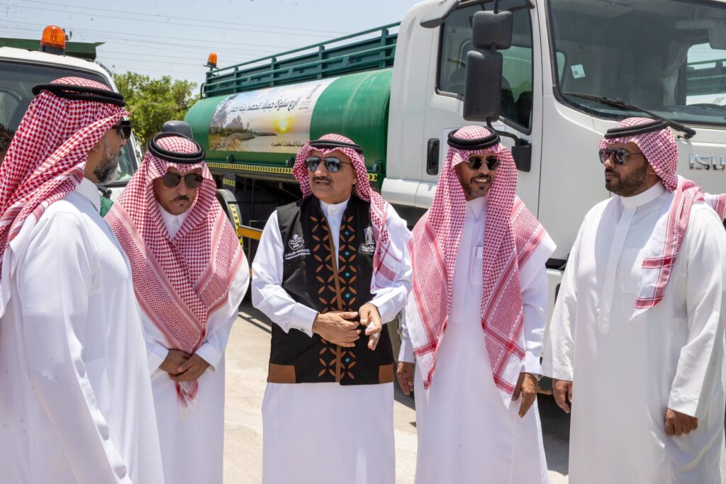 تدشين مشروع صيانة وتأهيل المسطحات الخضراء في بلدية سلوى بالأحساء