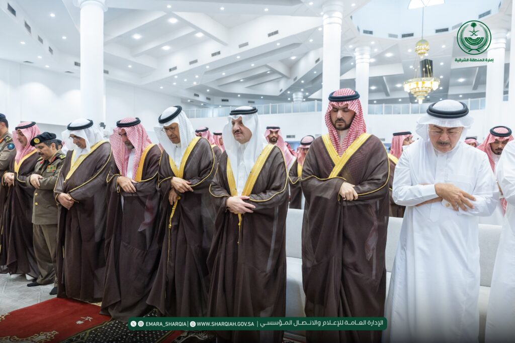 أمير الشرقية يؤدي صلاة الميت بالدمام على شهداء حادث سقوط المروحية