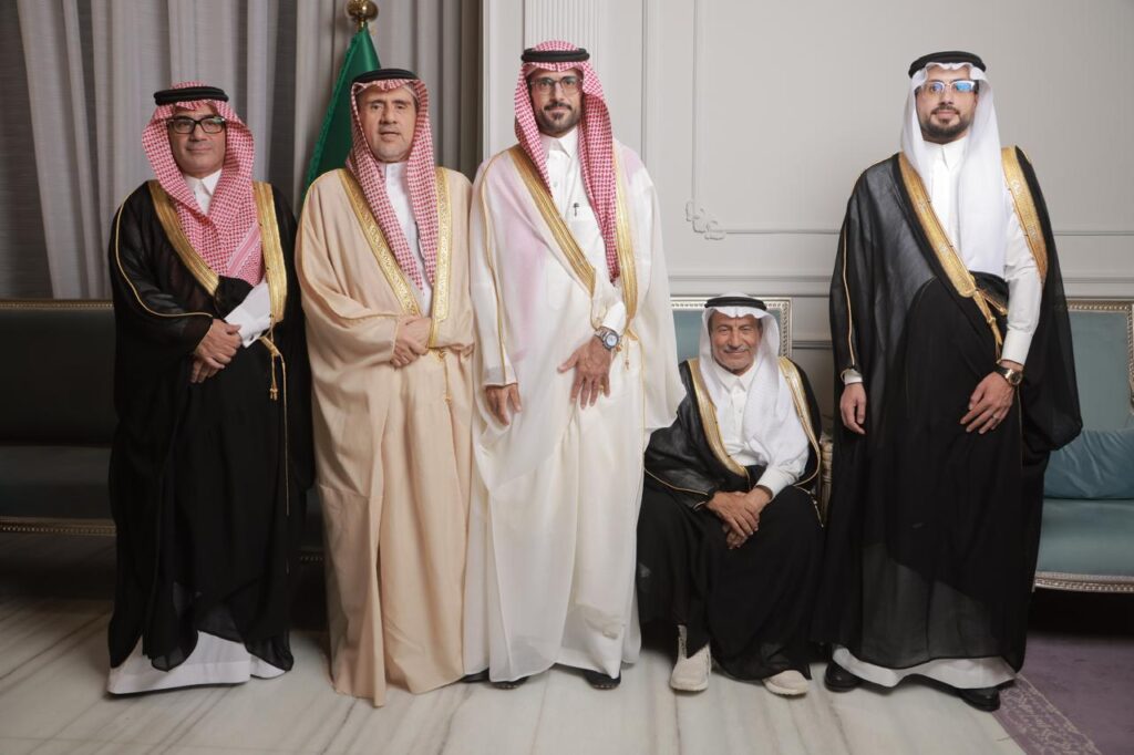 ليلة فرح في الأحساء.. أسرة آل نعيم تحتفي بزفاف الدكتور عبداللطيف النعيم