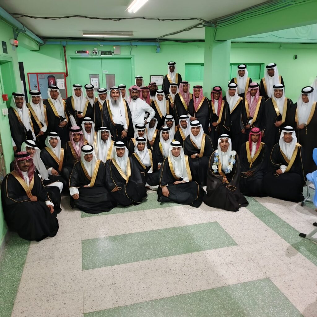 بالصور.. مدرسة ثانوية العيون تزف فرسانها الخريجين لعام 1447هـ