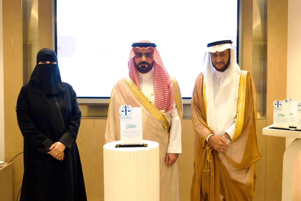  وكيل محافظة الأحساء يكرّم المحامين والمحاميات المتطوعين بجمعية معين القانونية 