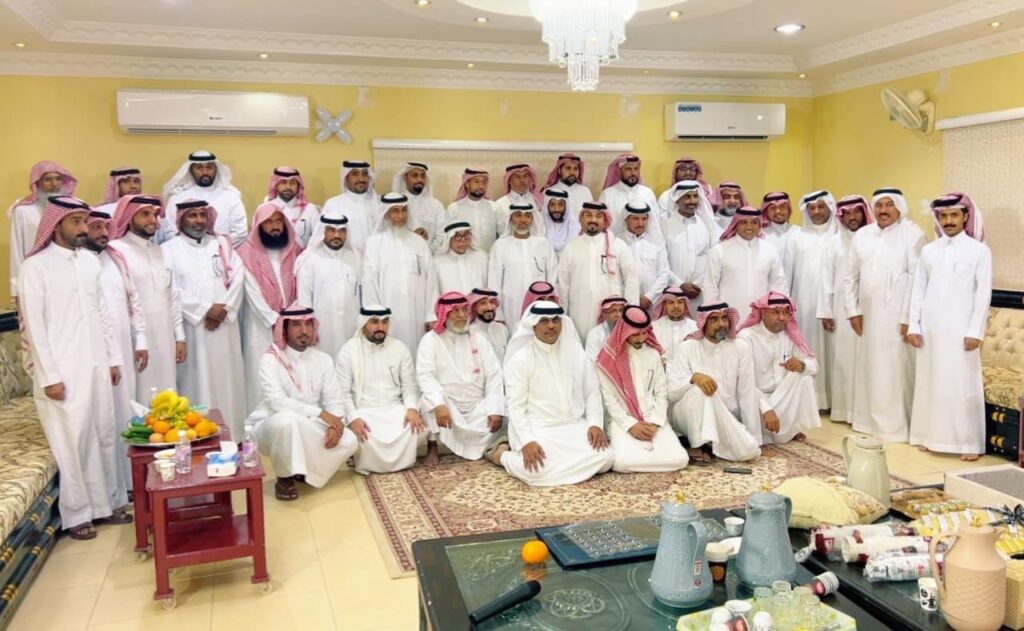 بالصور.. تكريم مؤثر للمعلم خالد العويس في يوم تقاعده بمتوسطة صهيب الرومي