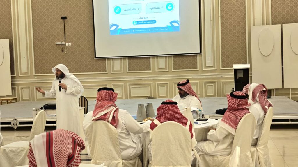 “العيون الخيرية” تعزز كفاءة كوادرها بورشة “التحليل الاستراتيجي”