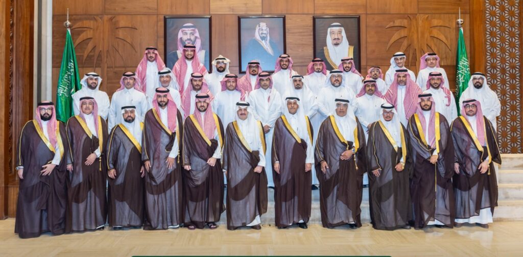 أمير الشرقية يستقبل منسوبي فرع وزارة النقل ويثمن جهودهم في تنفيذ وصيانة الطرق