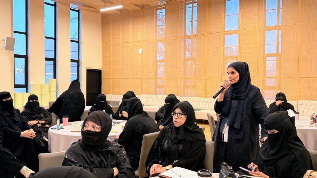 خلف جدران «قصة أمل».. كيف تتحول القاعات التدريبية إلى مصانع للاستدامة وبناء وعي المرأة؟
