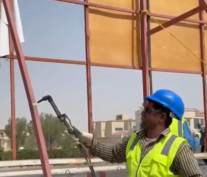 إزالة لوحات مخالفة في طرق الأحساء ضمن جهود تحسين المشهد الحضري