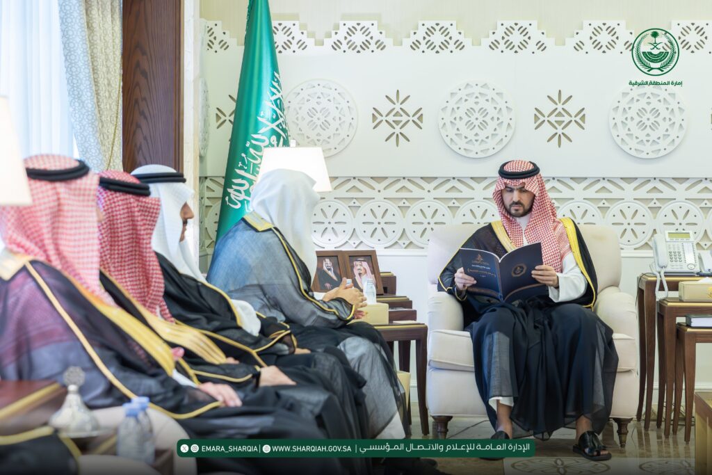 نائب أمير الشرقية يطّلع على جهود دار الآل والصحب الوقفية بالأحساء