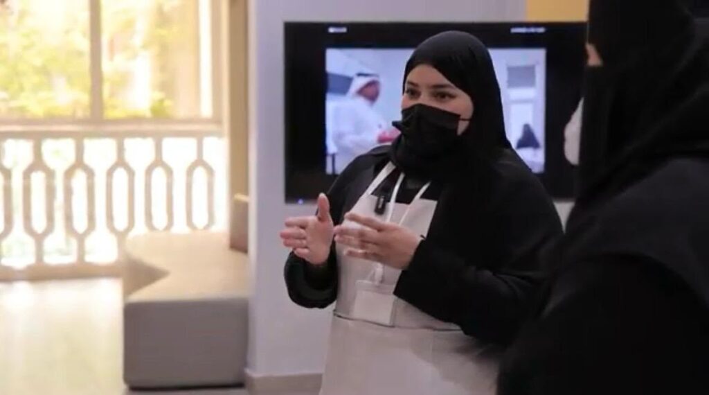 رالا العويس.. نموذج مشرف لتمكين المرأة في صناعة التمور بالأحساء