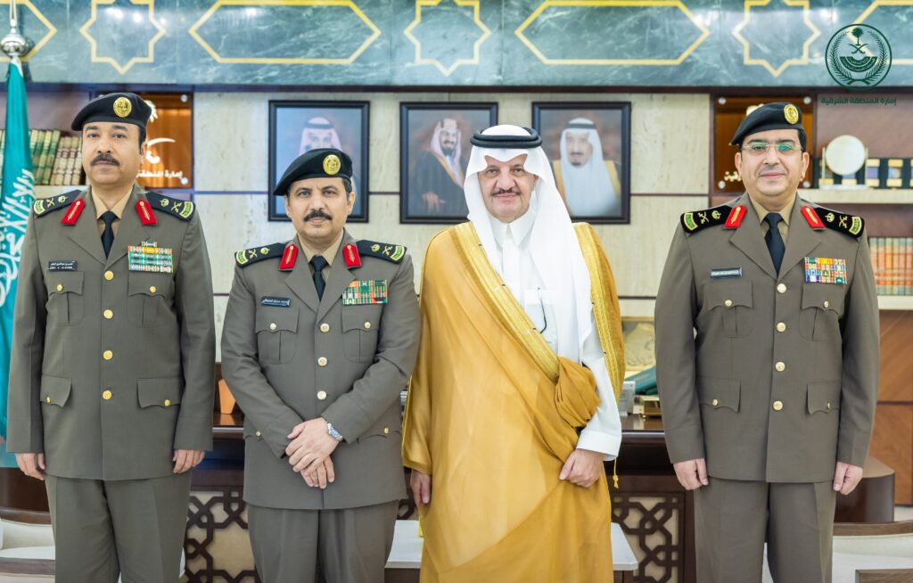 أمير الشرقية يقلّد مدير مرور المنطقة ومساعد مدير الشرطة لشؤون الأمن رتبتيهما الجديدتين (لواء)