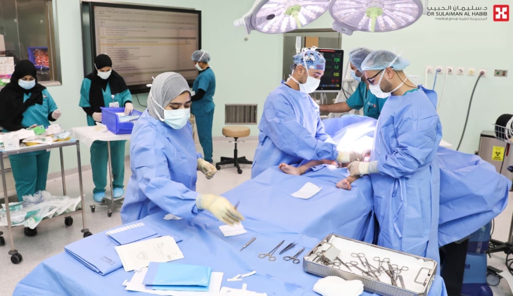 جراحة معقدة في مستشفى سليمان الحبيب تنقذ طفلاً من فقدان مفصلي الورك