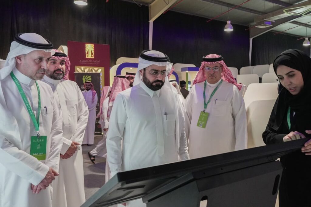وكيل محافظة الأحساء يزور معرض اللومي الحساوي 2026 ويشيد بدعم المنتج المحلي