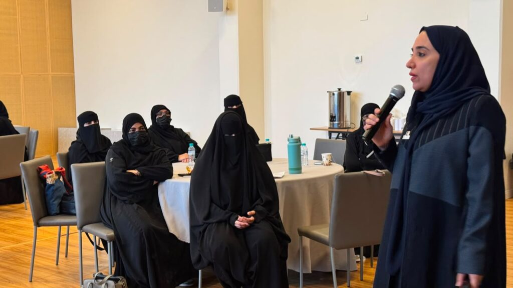 د. فاطمة الملا تقدم ورشة «ثقافة الجودة» لحرفيات «فتاتي» بالأحساء