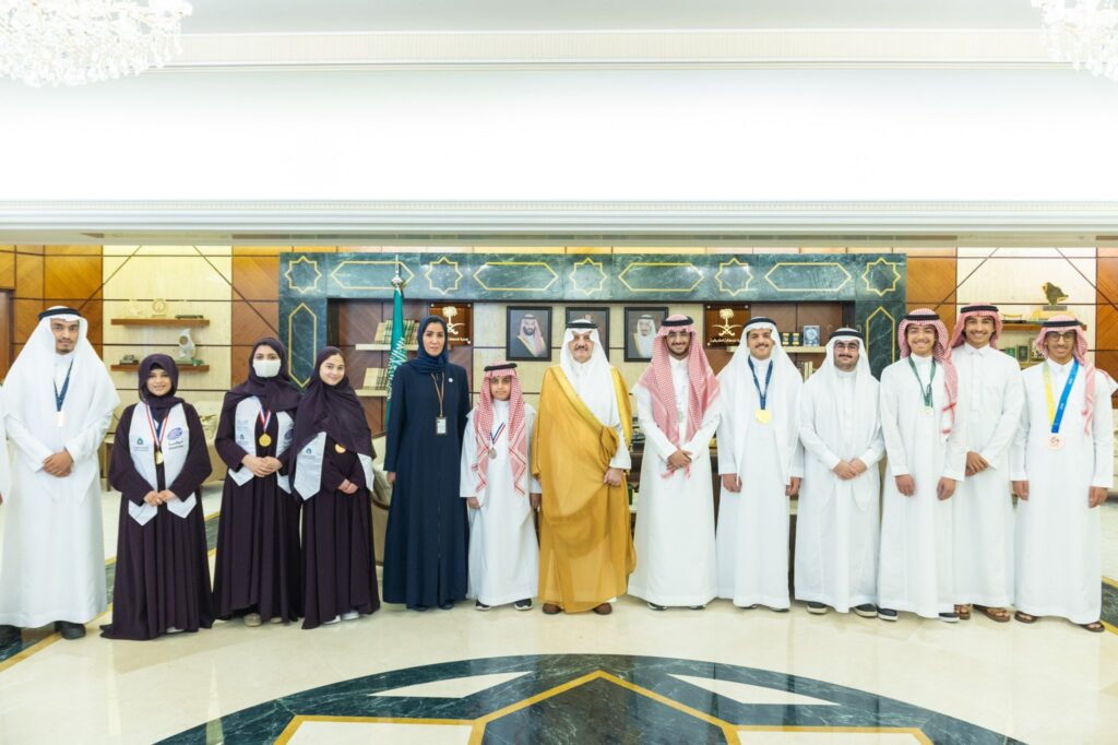 أمير الشرقية يستقبل طلاب وطالبات المنطقة الحاصلين على جوائز دولية