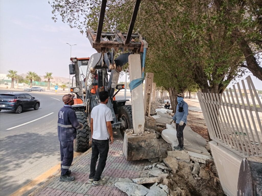 بالصور… إزالة أسوار حديقة العيون