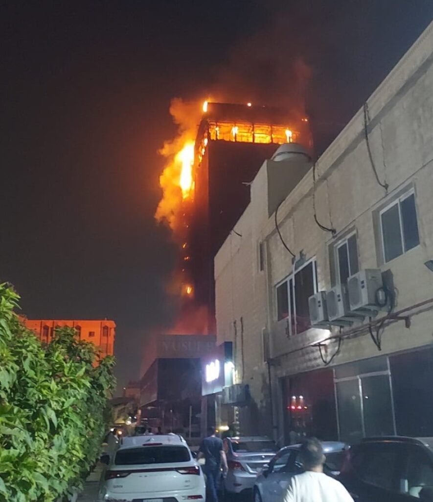حريق في طوابق عليا لمبنى تجاري في الدمام