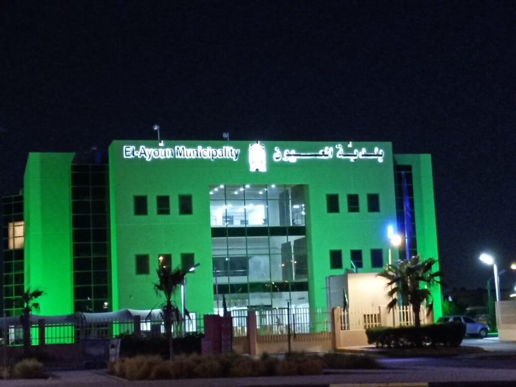 تتوشح باللون الأخضر.. بلدية العيون تستكمل أعمال تهيئة المواقع والميادين لليوم الوطني الـ96