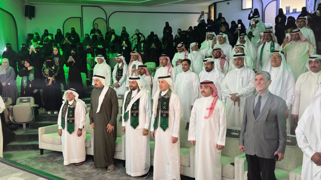 الوطن يُغنّى في الأحساء.. «عزنا بطبعنا» عنوان ليلة وطنية جمعت الشعر والفن والموسيقى
