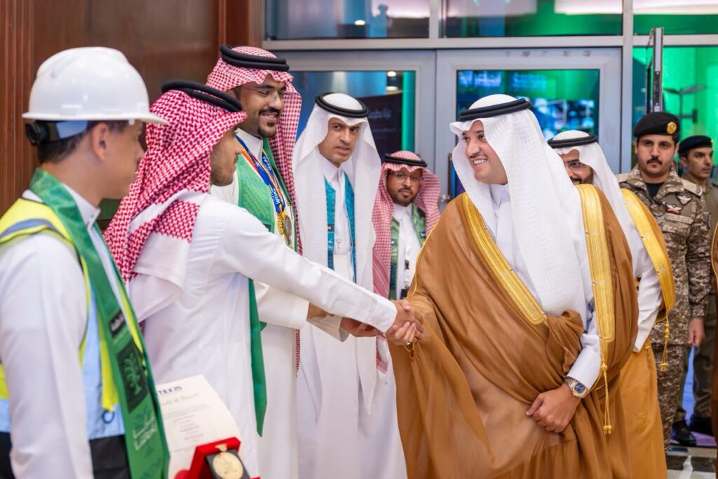 سمو محافظ الأحساء يكرّم نخبة من الطلبة المتميزين في احتفال اليوم الوطني