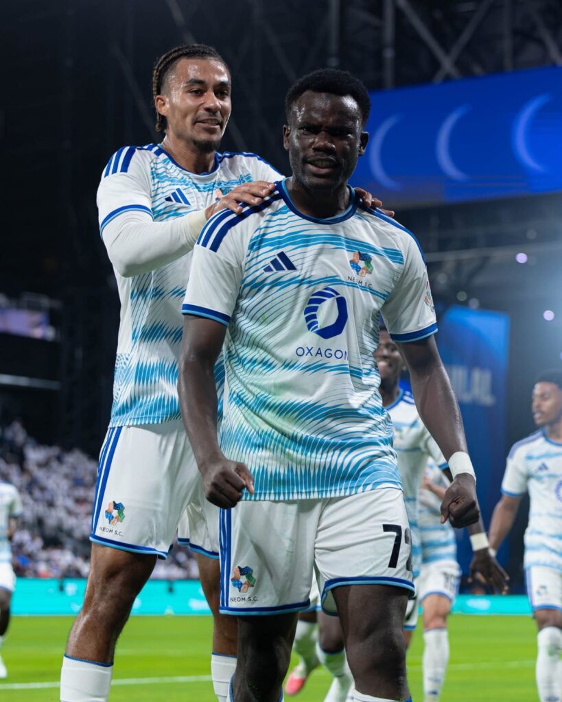 نيوم يفاجئ الهلال في الأرينا