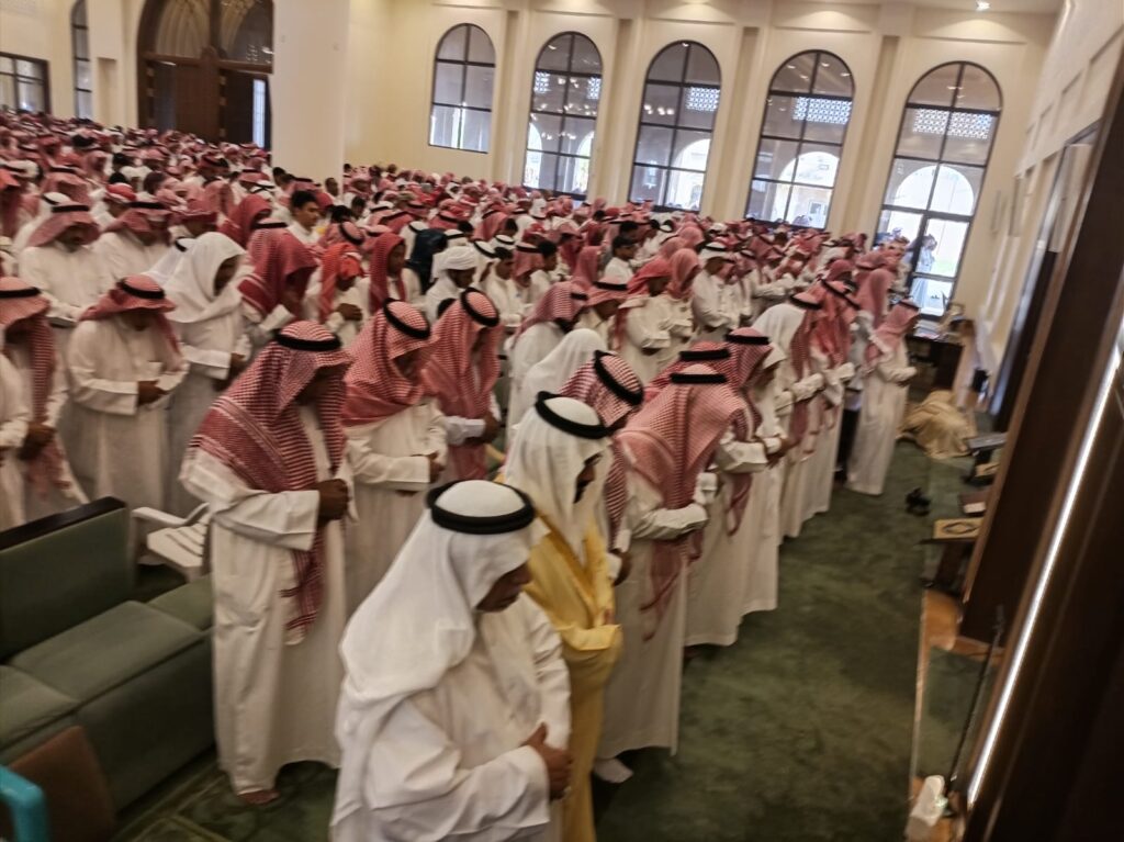 أهالي الأحساء يؤدون الصلاة على ضحايا طريق العقير – العيون