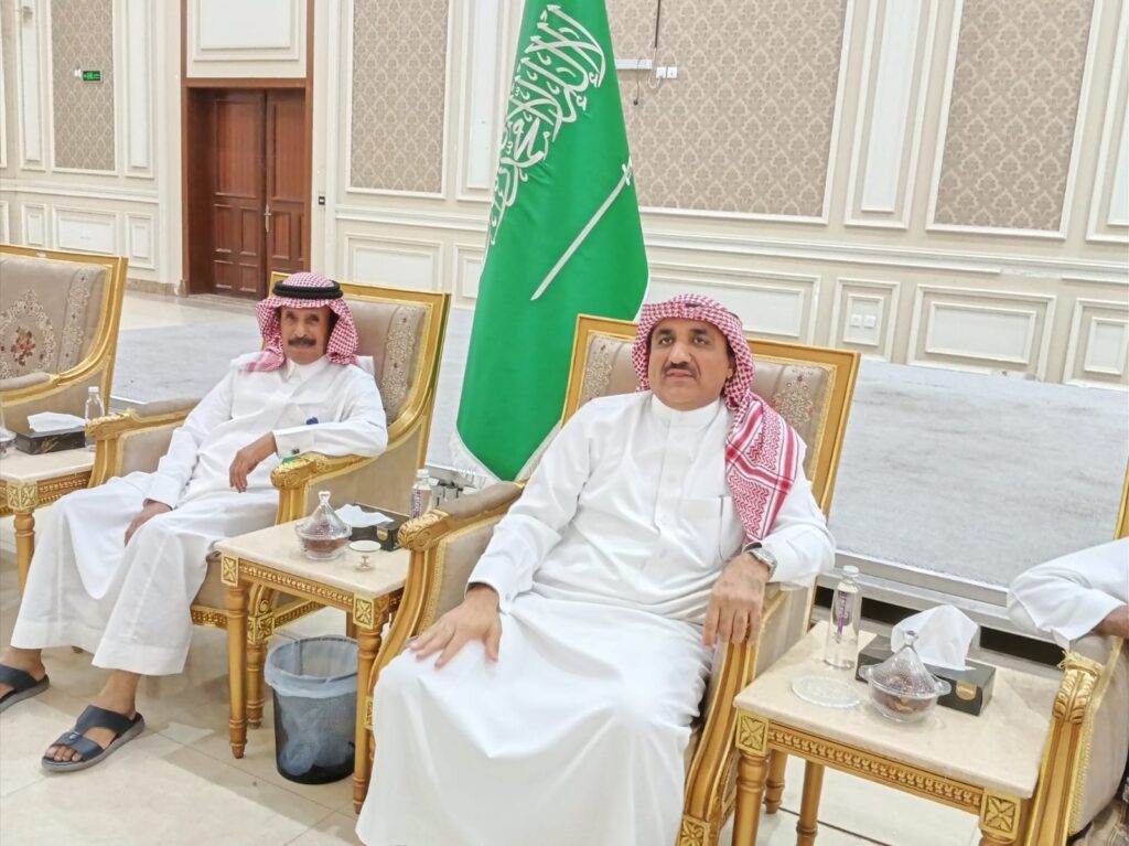 أمین الأحساء يقدم العزاء لأسرة الهزاع و الرحیمان والعطیش في مدينة العيون أمین الأحساء يقدم العزاء لأسرة الهزاع و الرحیمان والعطیش في مدينة العيون