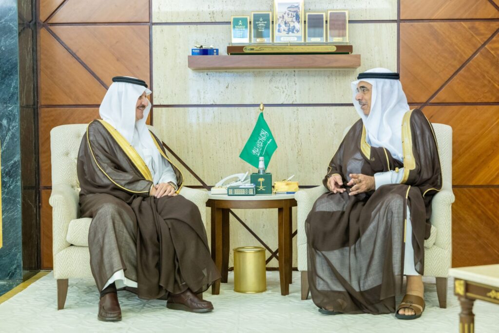 أمير الشرقية يهنئ مدير فرع الهيئة العامة لعقارات الدولة بالدمام بمناسبة تعيينه
