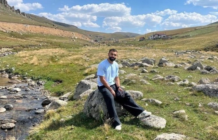 شاهد بالفيديو.. حجر في طرابزون يتحول إلى مزار للجماهير بعد زيارة محمد صلاح له
