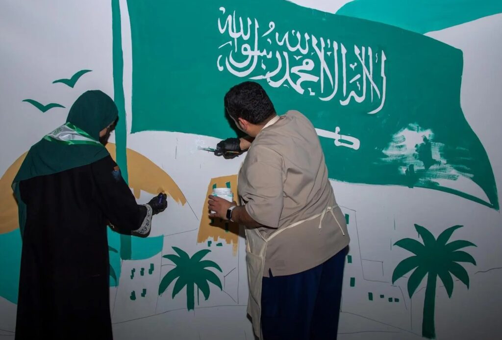 “كلنا رسامون”.. الأحساء تحتفي بالوطن بريشة 25 فنانًا وفنانة في جدارية «مسيرة وطن»