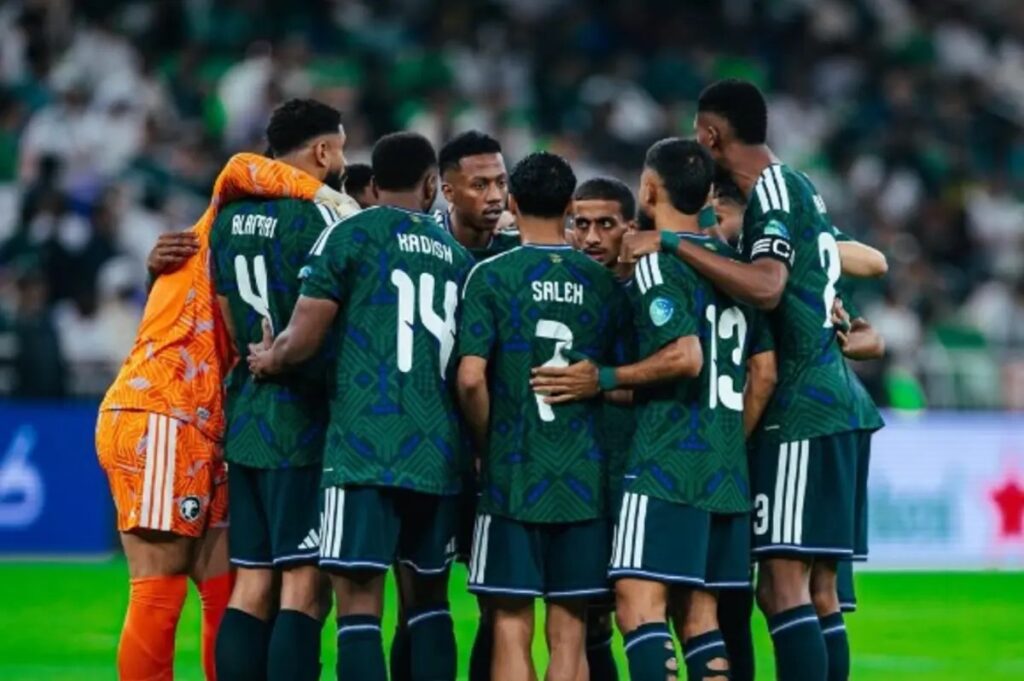 السعودية تواجه العراق لحسم صدارة المجموعة في خليجي 27