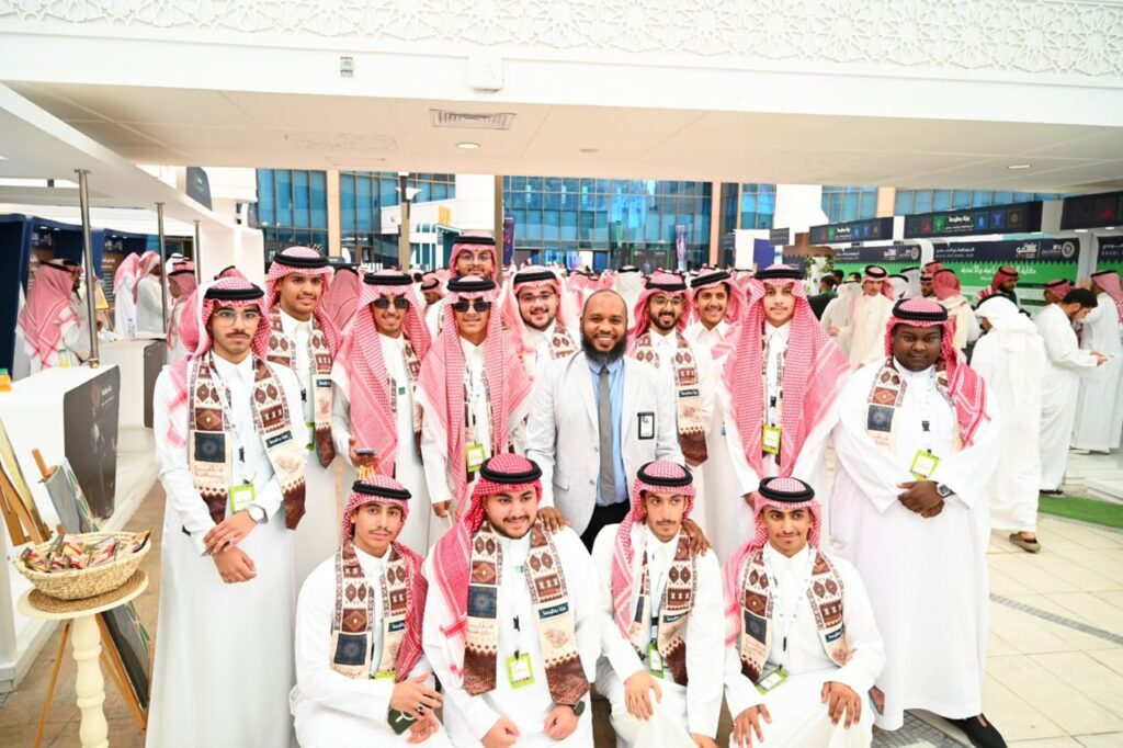 إبداع طلابي واعتزاز بالوطن.. «الكلية التطبيقية» تشارك في معرض «عزنا بطبعنا»
