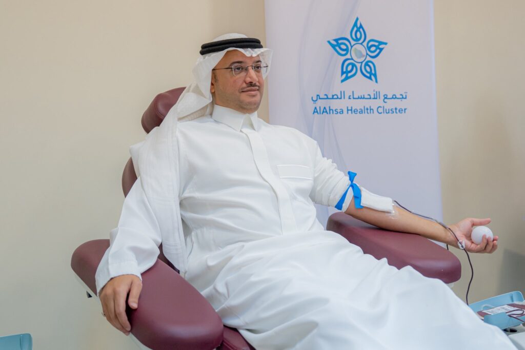 «اقتداء وعطاء».. محافظ الأحساء يشارك في الحملة الوطنية للتبرع بالدم