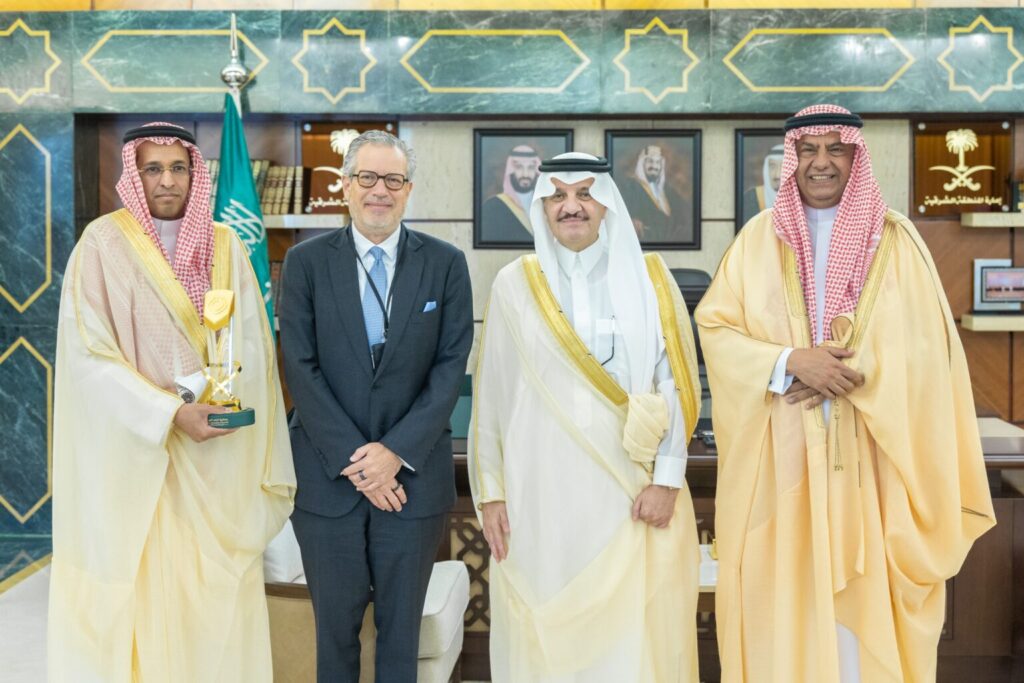أمير الشرقية يهنئ منشأتين صحيتين لفوزهما بجائزة «أداء الصحة»
