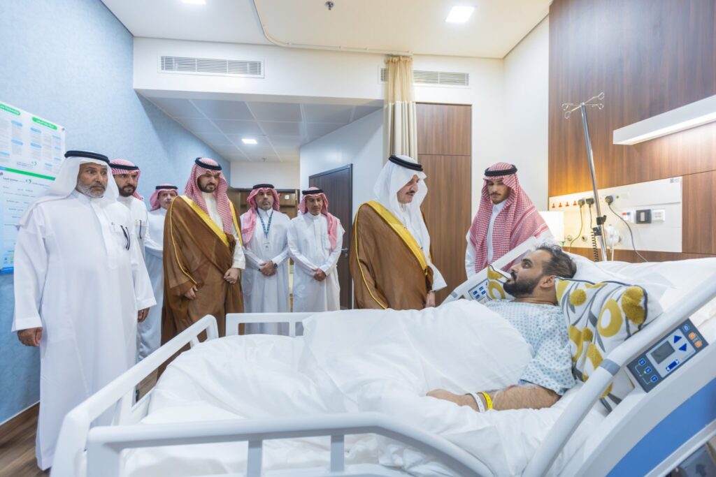 أمير الشرقية ونائبه يزوران المصاب جراء العدوان الغاشم الذي استهدف مطار الملك فهد الدولي